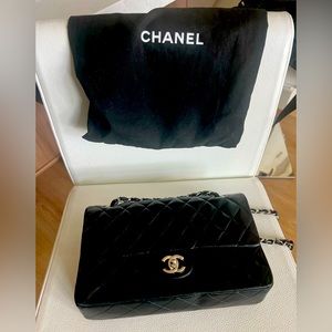 GORGEOUS Chanel double flap handbag in like new condition. Silver hardware.